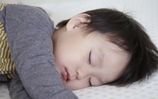 Cha mẹ phải tránh làm 3 việc này trước giờ con đi ngủ, nếu không, con càng ngày càng KÉM THÔNG MINH!