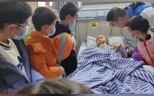 Cậu bé 8 tuổi tỉnh lại sau 55 ngày hôn mê nhờ tiếng gọi của bạn học