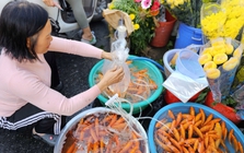 Giá hoa vạn thọ, xôi chè ít biến động, khách tranh thủ sắm lễ cúng ông Táo sớm