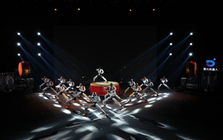 Lần đầu tiên xuất hiện một gala nghệ thuật quy mô lớn vận hành và dẫn dắt hoàn toàn bằng robot hình người