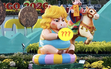 Xôn xao linh vật ngựa Tết đang trở thành ngôi sao chỉ vì "mặt cọc" và 1 thứ cầm trên tay