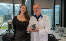 Chuyện thật như đùa: Nga thử nghiệm gắn chip điều khiển vào não chim bồ công để dùng làm công cụ giám sát