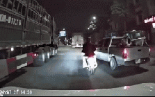 Ô tô chèn ép làm xe máy chở trẻ em ngã ra đường, sát gầm xe tải: Công an vào cuộc