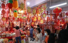 Khách Việt bất ngờ trước cảnh tượng trên phố Trung Quốc dịp năm mới, nhận xét: "Ai cũng như vậy sao?"