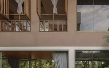 Nhà 2 tầng bằng gỗ và kính tổ chức không gian quanh hồ nước