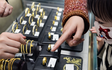 Bé gái 11 tuổi trộm vàng của nhà đi bán được 60 triệu, gia đình yêu cầu hoàn trả thì cửa hàng cho biết: "Đã nấu chảy một phần"