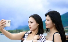 Giới trẻ đổ về tọa độ 'sống ảo' mới dưới chân đèo Hải Vân