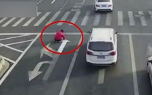 Thấy nút giao ùn tắc, người đàn ông tự mang sơn ra vẽ thêm vạch kẻ đường: Công an ập đến phạt hơn 3,8 triệu đồng