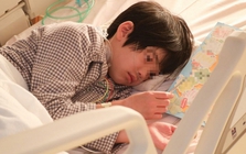 Bé trai 12 tuổi mắc ung thư trực tràng giai đoạn cuối, bác sĩ: Bố mẹ là "đồng phạm", chiều quá hoá hại con