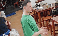 Khách Tây vỗ bụng khen bún bò Huế "ngon quá, ngon quá": Chủ quán kể về bữa ăn đặc biệt