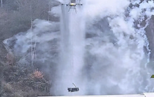 Đám tang thời “công nghệ”: 1 gia đình chi hơn 38 triệu đồng thuê máy bay không người lái bê quan tài nặng 460kg lên núi an táng