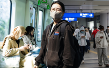 Giá xăng dầu biến động, người dân Hà Nội - TP.HCM rủ nhau bỏ xe cá nhân, chuyển sang di chuyển bằng tàu điện và xe buýt