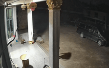 Khoảnh khắc em bé hơn 1 tuổi đi chưa vững vẫn cố đỡ ông bị ngã khiến 18 triệu người xúc động