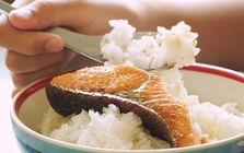 Hóc xương cá phải làm sao? Đừng nuốt cơm, làm 2 cách này hiệu quả, ai cũng làm được