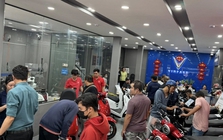 Người Việt đổ xô đi mua xe máy điện, nhiều đại lý thông báo "cháy hàng"