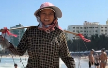 Người bán hàng rong ở Nha Trang gây sốt toàn cầu: Công việc này giúp bà nuôi 2 con gái đang học đại học