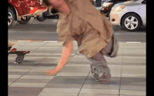 Màn breakdance 29 giây của chàng trai cụt 2 chân bên lề đường gây bão: “Đừng tiếc nuối thay tôi”