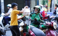 Xăng tăng giá, shipper né "cuốc xa", nhiều người cũng hạn chế ra đường: "Ngoài đi học thì 1 tuần em chỉ đi chơi 1, 2 lần"