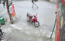 Người đàn ông hô "mượn" rồi nhảy lên xe máy phóng đi: Lý do khiến cả gia đình từ hoảng hốt sang… thở phào