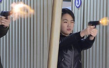 Thị sát nhà máy vũ khí, nhà lãnh đạo Triều Tiên cùng con gái thử nghiệm bắn súng