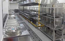 Thiết bị bếp công nghiệp inox — tiêu chuẩn bắt buộc trong ngành F&B hiện đại