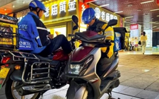 Buồn của nghề shipper: Làm 6 năm vẫn ngại mặc đồng phục vì sợ miệt thị, bị coi như vô hình dù giao 120 đơn/ngày