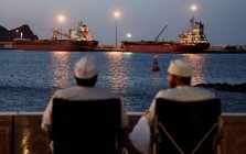 Tình cảnh như "thiên la địa võng" của 20.000 thủy thủ ở eo biển Hormuz: “Chúng tôi như kẻ mù tìm tay nắm cửa”