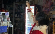 Thấy tiền lì xì gửi ngân hàng lãi quá thấp, bé gái 12 tuổi mở cửa hàng văn phòng phẩm rồi thuê mẹ làm nhân viên, trả lương 350 nghìn/ngày