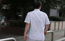 Đại gia vàng bạc đá quý showbiz giờ đi bốc vác kiếm từng đồng, không có tiền đóng hóa đơn điện nước, bị vợ bỏ vì cờ bạc