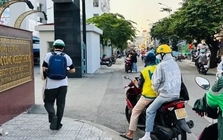 Sinh viên nháo nhác vì bãi xe bất ngờ đóng cửa, trường đại học chuyển hướng học online