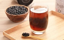 Uống nước đậu đen mỗi ngày để “bổ thận”, 6 tháng sau người phụ nữ đi khám, nghe bác sĩ nói 1 câu mà “giật mình”