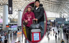 Mẹ vợ mù chữ lần đầu đi máy bay, chàng rể chu đáo dán 'lá thư cầu cứu' lên vali