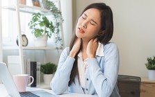 Nhiều người đang tự hủy hoại đốt sống cổ vì dùng laptop