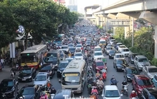 Chuẩn bị dựng rào chắn trên đường Nguyễn Trãi để thi công dự án chống ngập