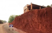 Công an Đồng Nai điều tra vụ hạ cốt nền làm đường khiến nhà dân chênh vênh