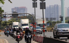 Người dân chú ý khi lưu thông qua đường Đồng Văn Cống vào tháng 3-2026