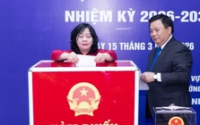 Chủ tịch Ủy ban Trung ương MTTQ Việt Nam Bùi Thị Minh Hoài bỏ phiếu bầu cử tại Hà Nội