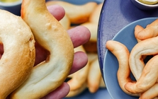 Khách xếp hàng như mua vàng, loại bánh mì "oằn tà là vằn" ở Hải Phòng có gì mà hot đến vậy?