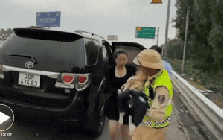 Một gia đình hốt hoảng, cầu cứu lực lượng CSGT trên cao tốc