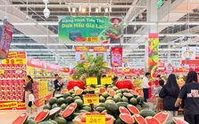 Dưa hấu, xoài vào mùa, giá rẻ bất ngờ