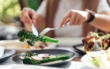 Ăn tối lúc mấy giờ để ngủ ngon nhất? Bác sĩ chỉ ra thời điểm chính xác