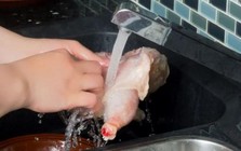 Rửa thịt dưới vòi nước: Thói quen tưởng "sạch" hóa ra lại là hành động gieo mầm bệnh khắp bếp