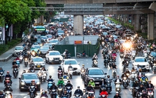 Lô cốt chiếm 1/3 lòng đường, người Hà Nội chật vật nhích từng mét về nhà