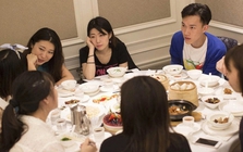 Lãnh đạo về hưu nói thẳng: Người có 2 hành động này trên bàn ăn nên tránh kết giao, càng thân càng dễ mất uy tín