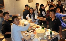 Đi họp lớp, các bạn khoe giàu còn tôi nói vẫn nợ 2 tỷ đồng: Về đến nhà, nhận được tin nhắn cả đời không thể quên