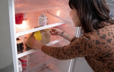 Người phụ nữ qua đời vì ung thư tuyến tụy, chuyên gia độc chất tiết lộ: 3 thói quen biến tủ lạnh thành "ổ nuôi" ung thư