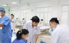 Lời kể của bác sĩ trẻ quỳ xuống đường hồi sức cứu sống nam thanh niên gặp nạn