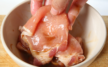 Muốn thịt mềm, sạch mùi và an toàn hơn cho sức khỏe? 4 cách ướp đơn giản nhưng nhiều người làm sai