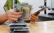 Tỷ giá USD chợ đen tăng vọt lên gần 27.400 đồng, Ngân hàng Nhà nước tiếp tục hút về lượng lớn VND