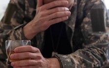 Cựu tướng Mỹ gặp rắc rối kép: Làm thất lạc tài liệu mật; say xỉn ở Ukraine dẫn tới 'chấn động não'